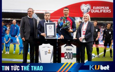 Ronaldo ôm hoa chúc mừng nhận chứng nhận kỷ lục từ Guinness