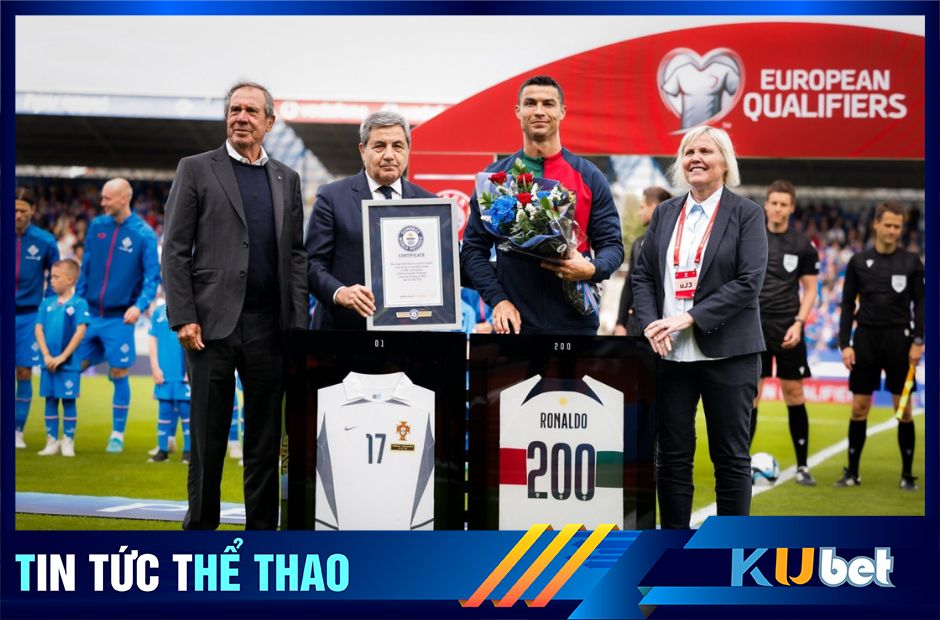 Ronaldo ôm hoa chúc mừng nhận chứng nhận kỷ lục từ Guinness
