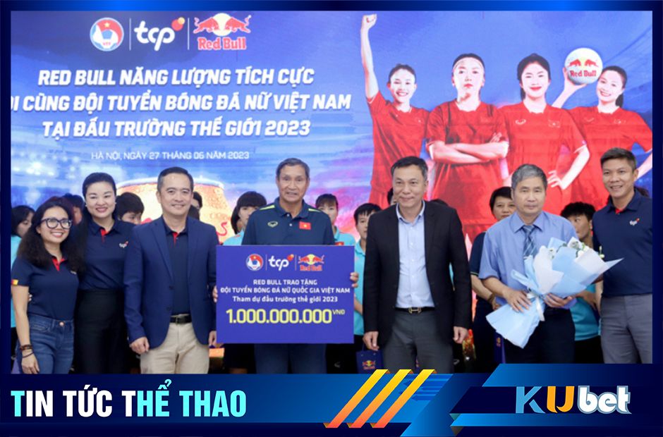 HLV Mai Đức Chung thay mặt toàn đội lên nhận thưởng 1 tỷ đồng