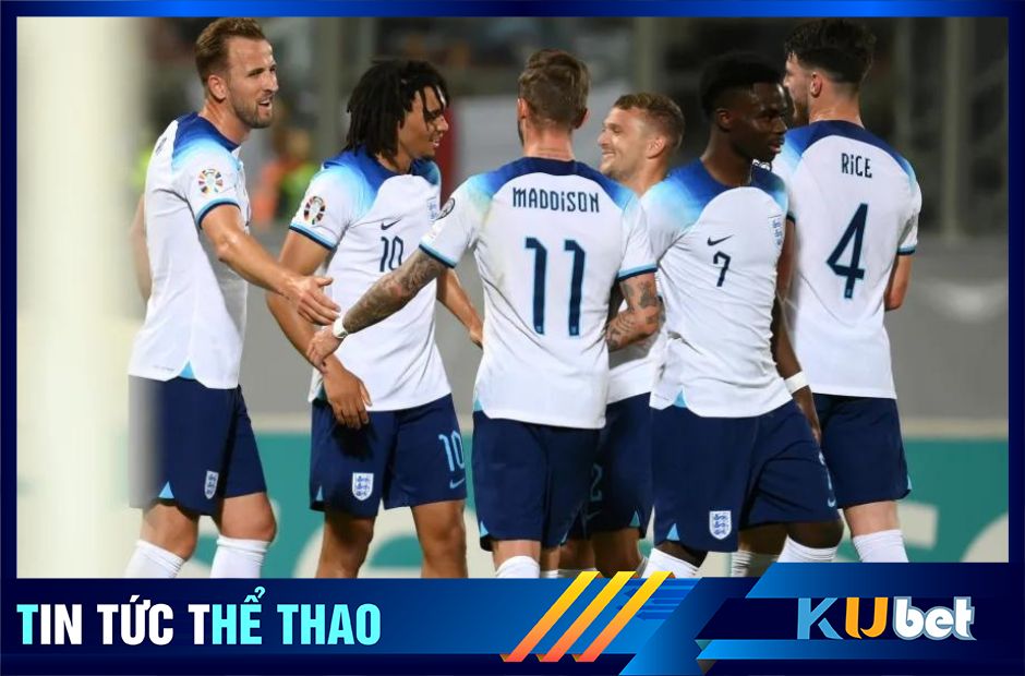 Các cầu thủ tuyển Anh đang cùng nhau ăn mừng bàn thắng ghi được vào lưới Malta