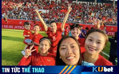 Huỳnh Như xõa tóc chụp ảnh cùng đồng đội sau trận đấu với tuyển Nữ Đức