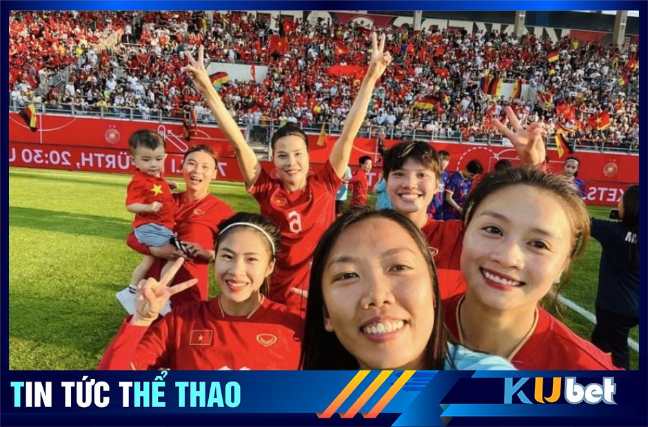 Huỳnh Như xõa tóc chụp ảnh cùng đồng đội sau trận đấu với tuyển Nữ Đức