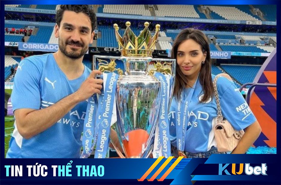Đội trưởng Man City Gundogan chụp ảnh cùng vợ bên chiếc cúp vô địch ngoại hạng Anh