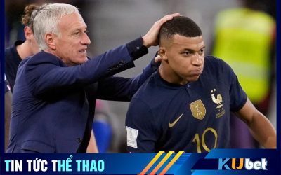 HLV Deschamps đang động viên Mbappe trong trận đấu tại WC 2022