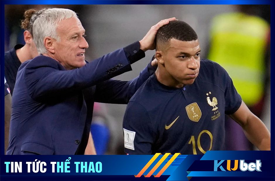 HLV Deschamps đang động viên Mbappe trong trận đấu tại WC 2022