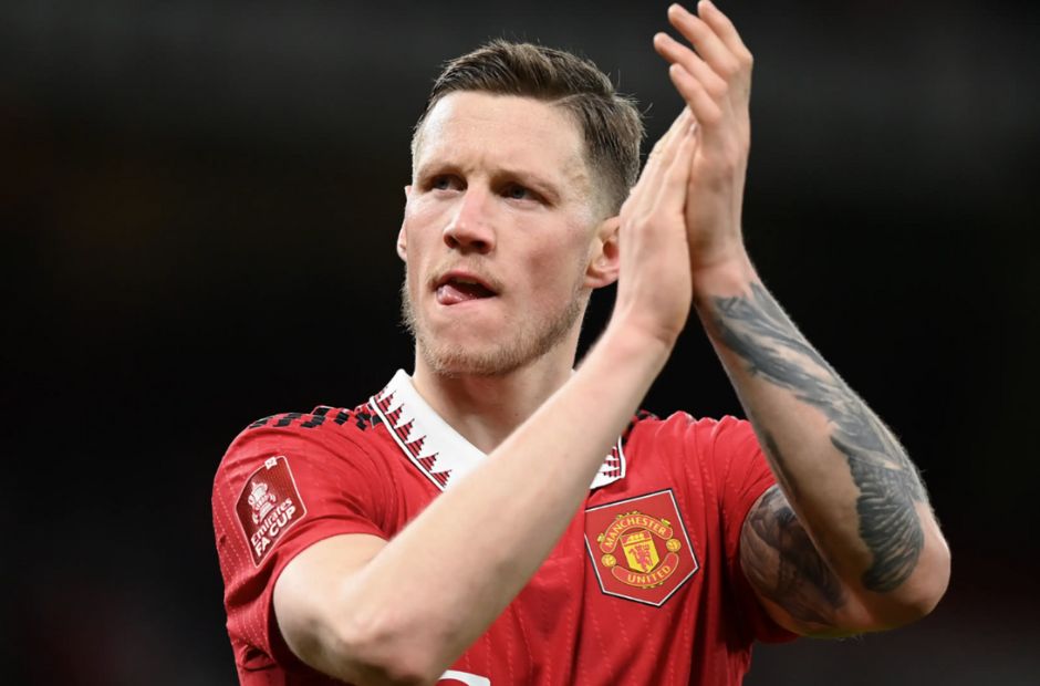 Trong bối cảnh Anthony Martial chấn thương, Wout Weghorst thường xuyên được trao cơ hội ra sân. Song, MU quyết định không mua đứt tuyển thủ Hà Lan. Weghorst chiếm trọn tình cảm của người hâm mộ MU. Thế nhưng, năng lực của anh có phần hạn chế. Gần 6 tháng qua, Weghorst không ghi nổi một bàn ở Premier League dù liên tục đá chính.

