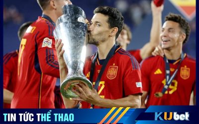 Jesus Navas đang hôn chiếc cúp UEFA Nations League.