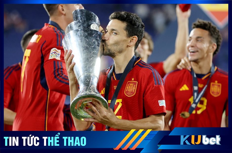 Jesus Navas đang hôn chiếc cúp UEFA Nations League.