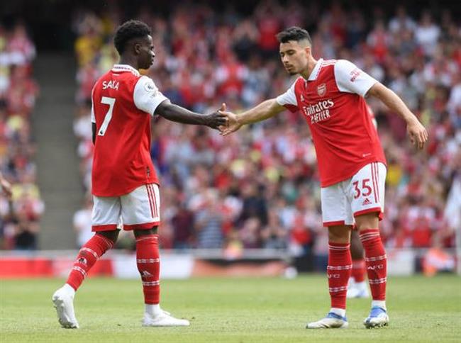 Huyền thoại Arsenal khen ngợi Bukayo Saka và Gabriel Martinelli