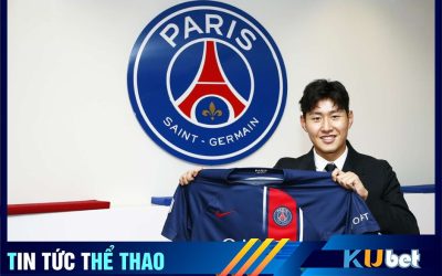 Lee Kang-In trong ngày ký hợp đồng cùng CLB PSG