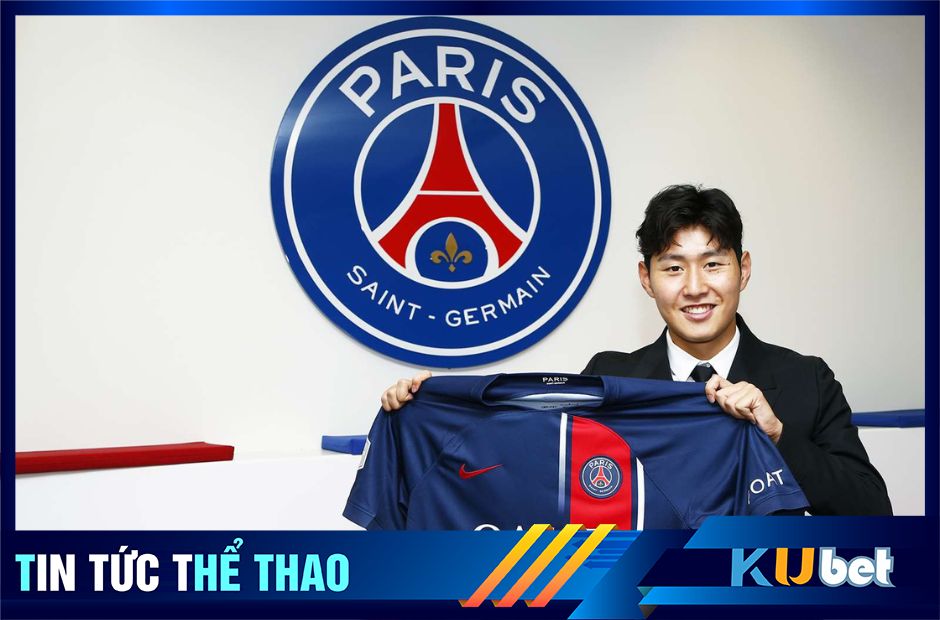 Lee Kang-In trong ngày ký hợp đồng cùng CLB PSG