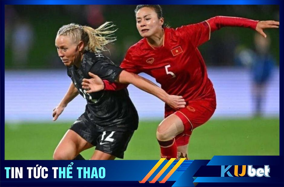 Hoàng thị Loan đang thực hiện tì đè với cầu thủ New Zealand