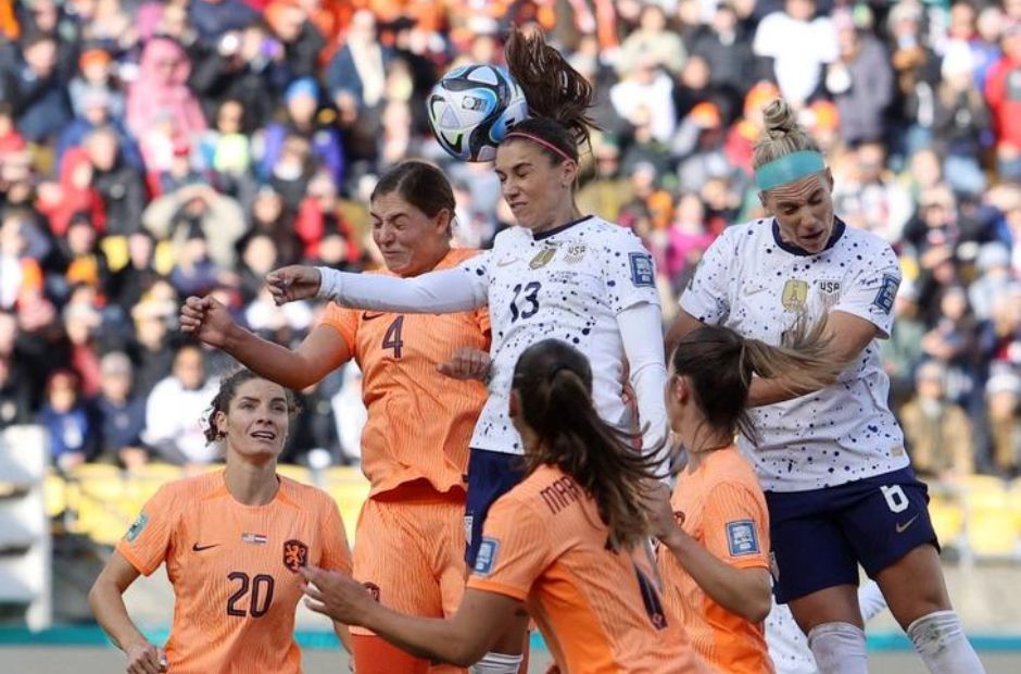Tuyển nữ Hà Lan trong trang phục áo màu da cam vừa cầm hòa đương kim vô địch Mỹ 1-1