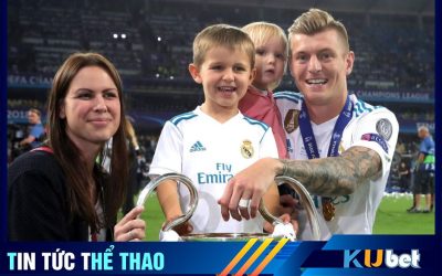 Gia đình tiền vệ Toni Kroos chụp ảnh bên chiếc cúp vô địch C1