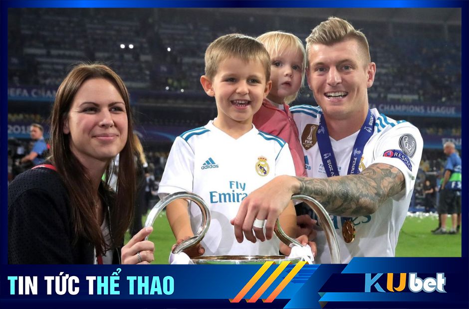 Gia đình tiền vệ Toni Kroos chụp ảnh bên chiếc cúp vô địch C1