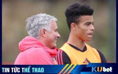 Mourinho ngày còn làm HLV Man Utd đang đứng cùng Greenwood