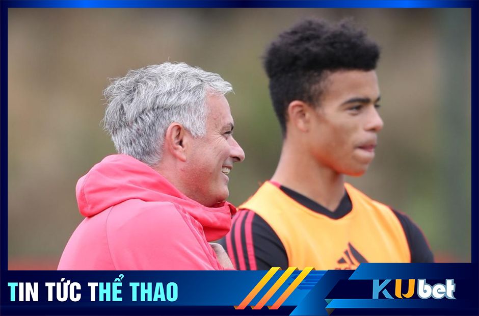 Mourinho ngày còn làm HLV Man Utd đang đứng cùng Greenwood