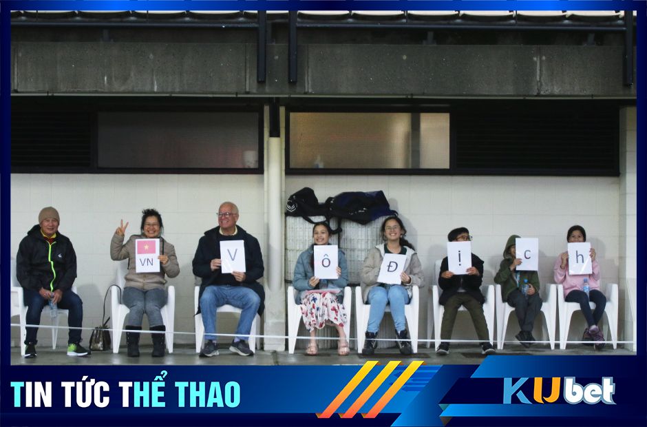 Một gia đình Việt Nam sinh sống tại New Zealand đã đến xem tuyển Việt Nam tập luyện