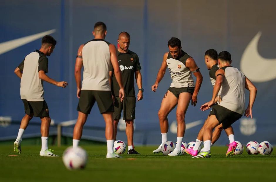 Tiếp theo các cầu thủ Barca luyện tập kỹ thuật bằng bài tập bóng ma với trợ lý huấn luyện viên 

