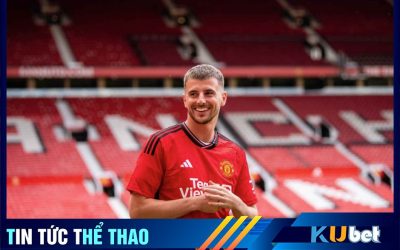 Mason Mount rạng rỡ trong màu áo Man Utd chụp ảnh tại Old Trafford