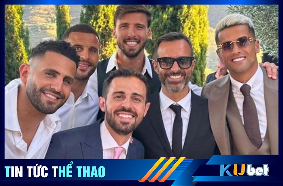 Chú rể Silva thắt cavat hồng và đứng giữa cá đồng đội tại Man City