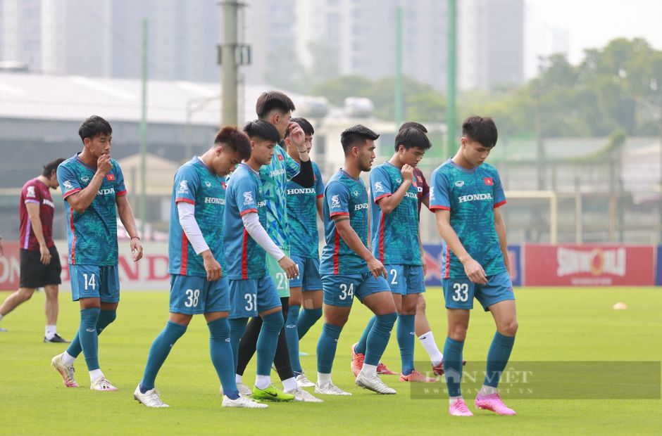 Do vướng lịch thi đấu tại các giải V-League, hạng Nhất và hạng Nhì quốc gia nên buổi tập đầu tiên của U23 Việt Nam chỉ có 17 cầu thủ trong tổng số 27 cầu thủ thuộc danh sách được triệu tập, trong đó có một gương mặt mới được bổ sung là tiền vệ La Nguyễn Bảo Trung đến từ CLB CAHN. Các cầu thủ còn lại sẽ lên hội quân trong các ngày tiếp theo. 