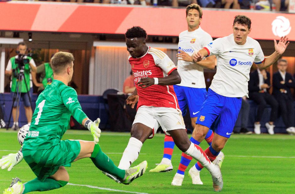 Saka là ngôi sao sáng bên phía Arsenal khi đối đầu với Barca hùng mạnh 