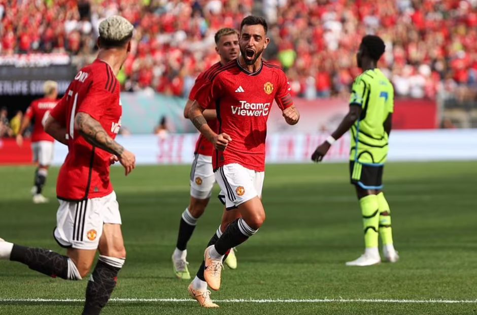 Dù bố trí các ngôi sao ở cả 3 vị trí nhưng các cầu thủ Arsenal có màn thể hiện kém cỏi trước Quỷ Đỏ 