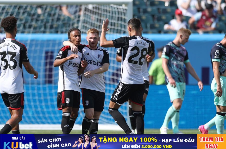 Kubet cập nhật hình ảnh các cầu thủ Fulham trong trang phục màu trắng đen đang cùng nhau ăn mừng bàn thắng.