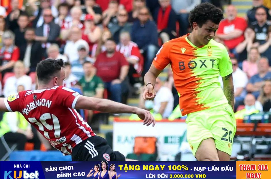 Kubet cập nhật- cầu thủ Nottm Forest trong trang phục 2 nửa Cam-Vàng trong trận đối đầu với CLB Sheffield 
