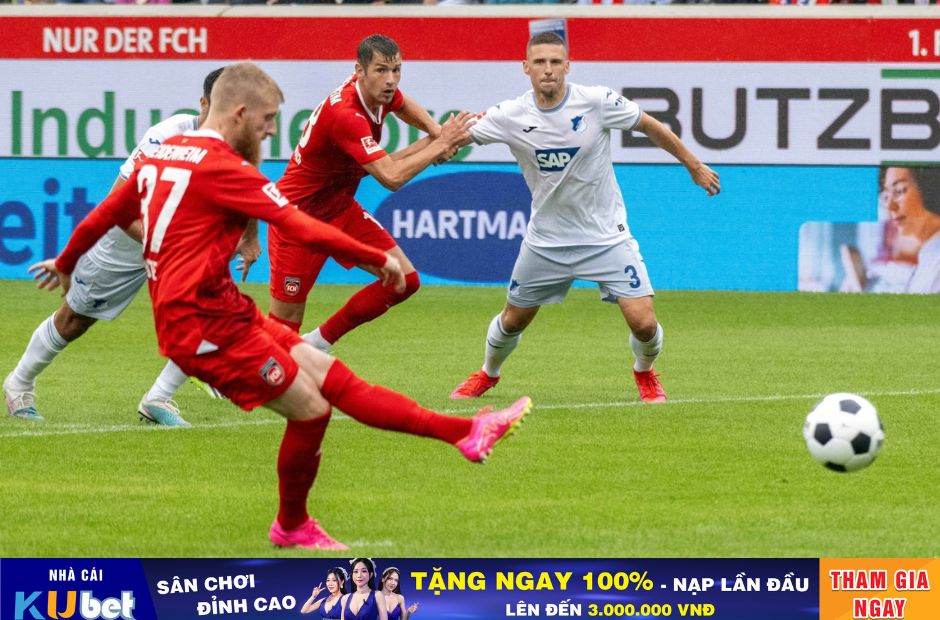 Kubet cập nhật hình ảnh các cầu thủ Heidenheim trong trang phục màu đỏ đang đối đầu cùng các cầu thủ Hoffenheim trong một trận đấu