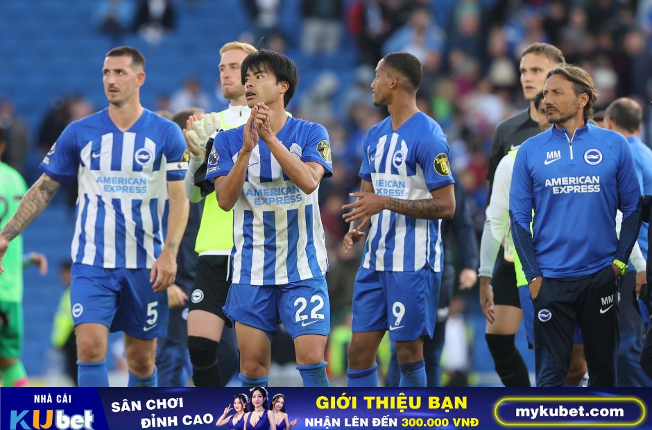 Kubet cập nhật hình ảnh các cầu thủ Brighton đang vỗ tay chào khán giả cuối trận đấu với West Ham.