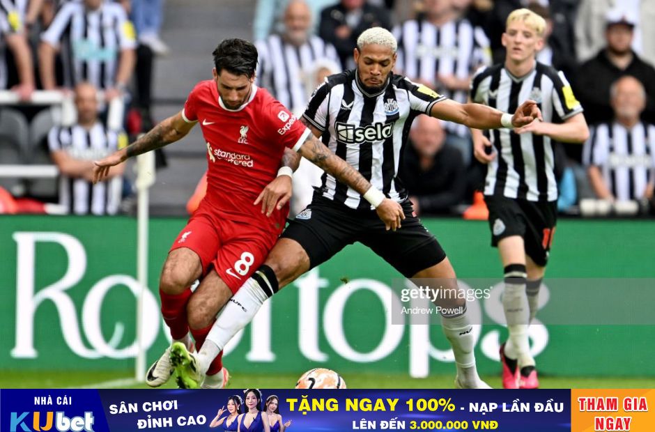 Kubet cập nhật hình ảnh các cầu thủ Newcastle trong trang phục áo kẻ sọc đen trắng đang tranh bóng với cầu thủ Liverpool.