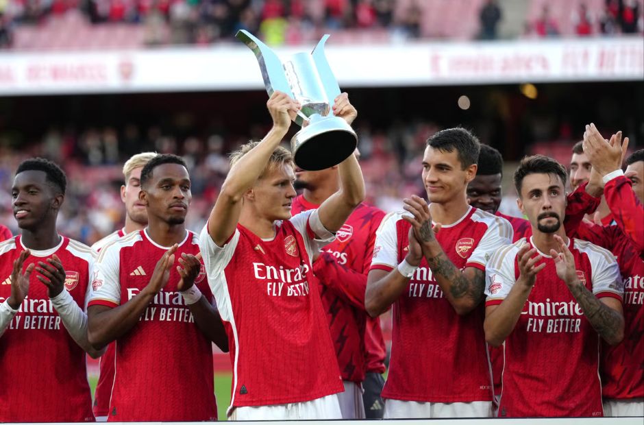 Các cầu thủ Arsenal vừa giành chiến thắng trước Monaco để nâng cao chiếc cúp Emirates.