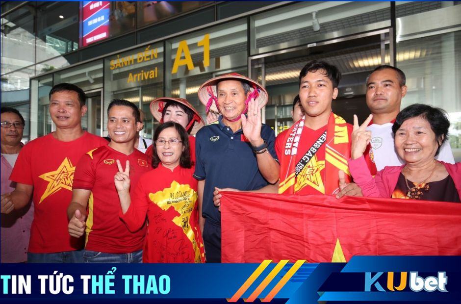 Những lá cờ và chiếc nón được in hình Việt Nam và Quốc Kỳ được mang tặng cho HLV Mai Đức Chung 