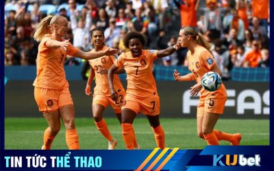 Các cô gái Hà Lan ăn mừng bàn thắng ghi được vào lưới tuyển Nam Phi