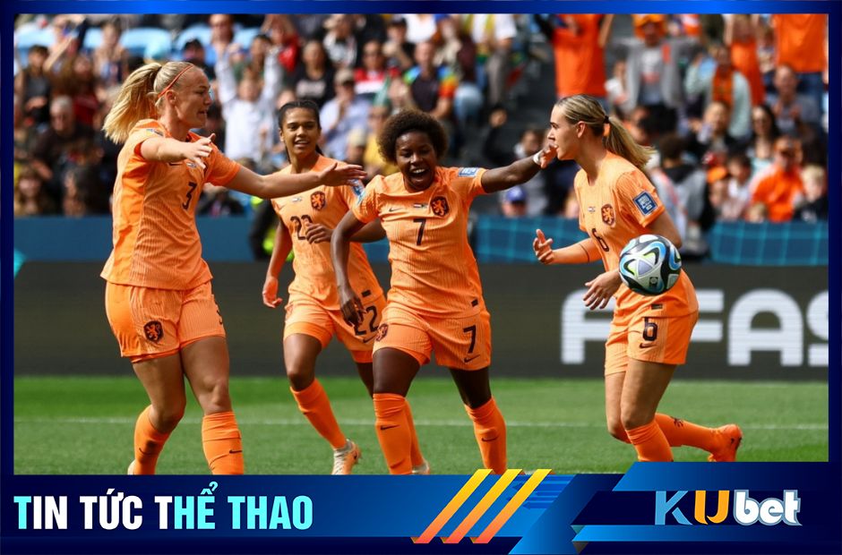 Các cô gái Hà Lan ăn mừng bàn thắng ghi được vào lưới tuyển Nam Phi