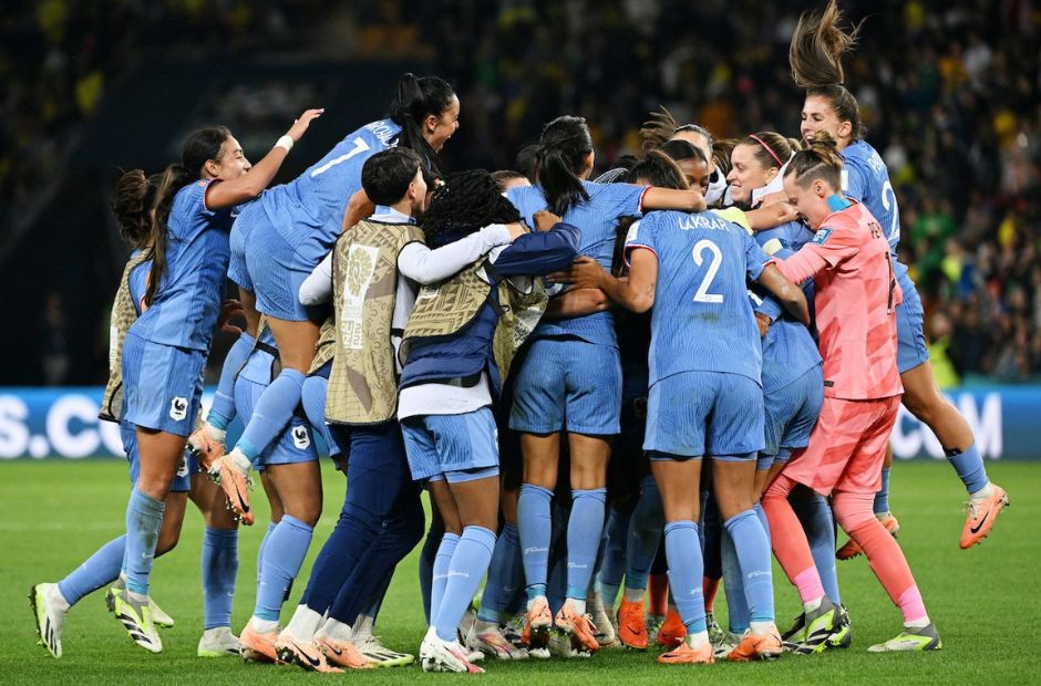 Các cô gái Pháp ăn mừng chiến thắng 6-3 trước các cô gái Panama 