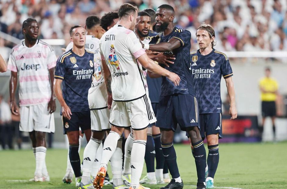 Các cầu thủ Real trong trang phục màu đen, đang gây gổ với các cầu thủ Juventus trong trận thua 1-3 trên đất Florida
