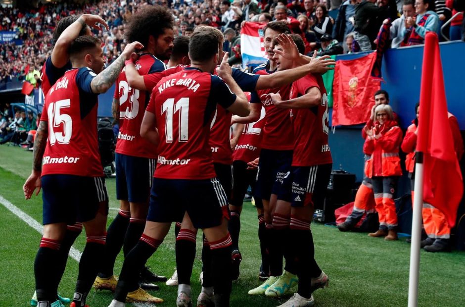 Các cầu thủ Osasuna đang cùng nhau ăn mừng bàn thắng 