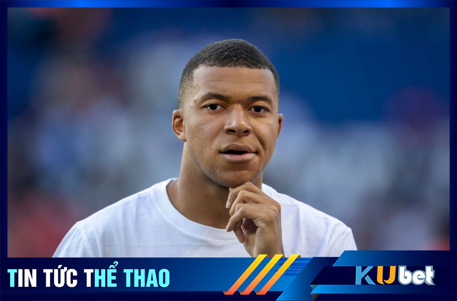 Mbappe trên sân tập của PSG hôm 13 tháng 8