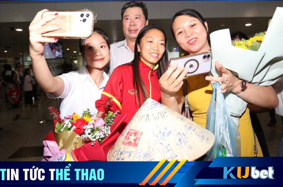 Tiền đạo đội trưởng tuyển Việt Nam Huỳnh Như chụp ảnh cùng người hâm mộ 
