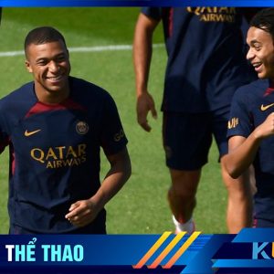 Mbappe vui vẻ tập cùng các cầu thủ không nằm trong kế hoạch của CLB PSG trong thời gian bị trừng phạt.