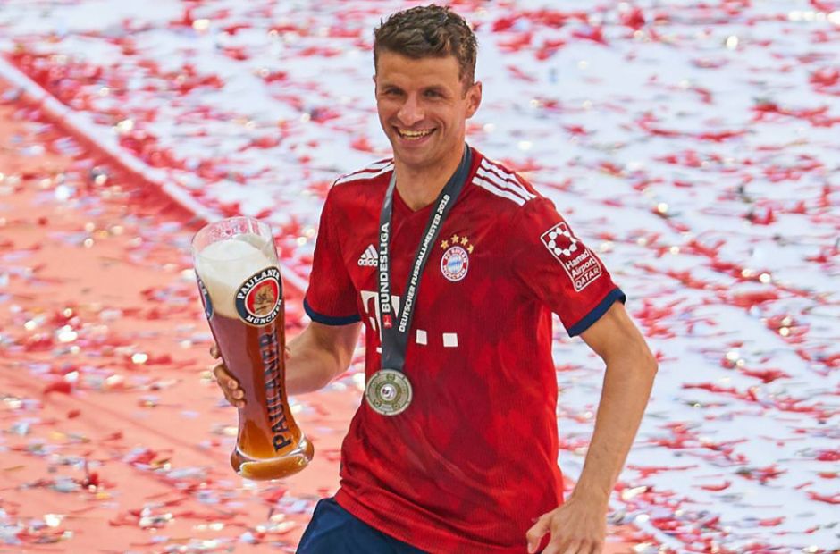 Kubet cập nhật: Thomas Muller nâng bia khi vô địch Bundesliga cùng Bayern 