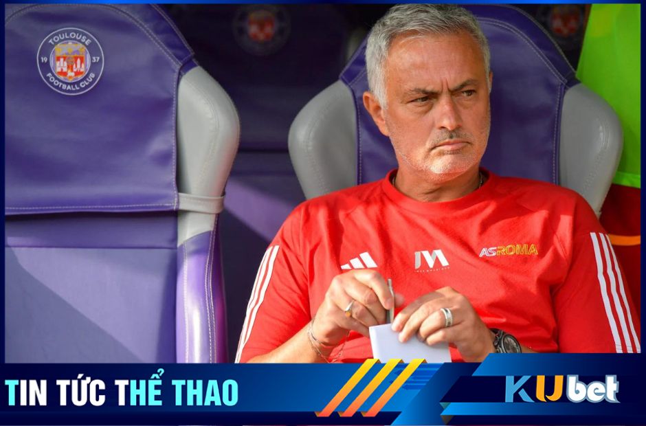 “Người đặc biệt” HLV Mourinho đang ngồi trên băng ghế chỉ đạo các cầu thủ AS Roma