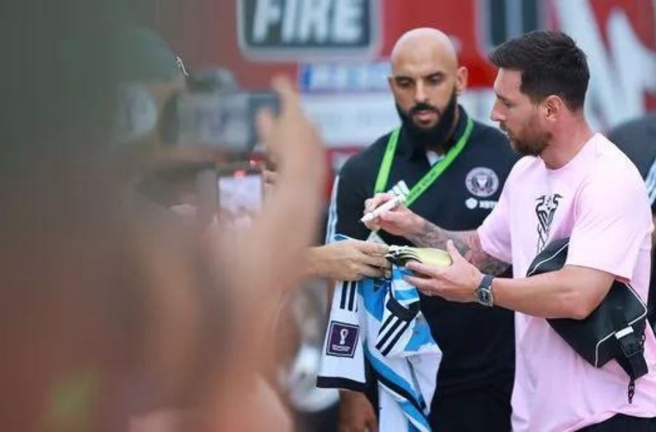 Vệ sĩ theo như hình với bóng cùng với Messi tại Inter Miami - Kubet cập nhật 