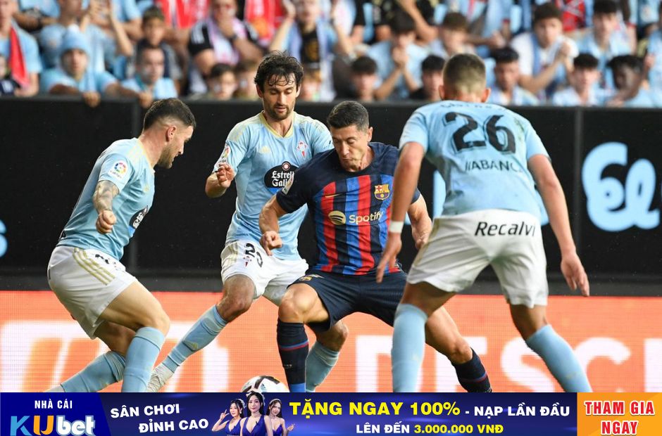 Kubet cập nhật hình ảnh các cầu thủ Celta trong trang phục màu xanh đang vây công Lewandowski của Barca.