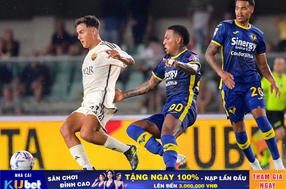 Kubet cập nhật hình ảnh các cầu thủ Verona trong trang phục màu xanh đang ngăn chặn Dybala bên phía AS Roma