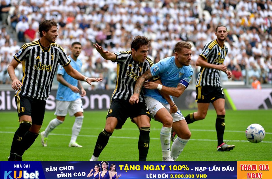 Kubet cập nhật hình ảnh các cầu thủ Juventus trong trang phục áo kẻ sọc trắng-đen truyền thống trong trận thắng Lazio 3-1