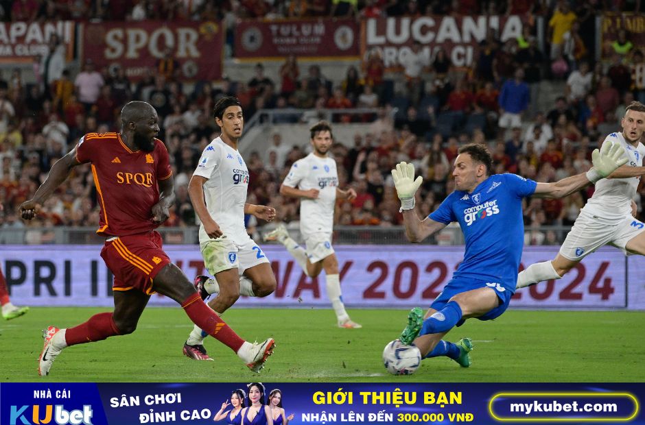 Kubet cập nhật hình ảnh thủ thành CLB Empoli (Áo xanh) trong khoảnh khắc nhận bàn thua từ Lukaku bên phía Roma 
